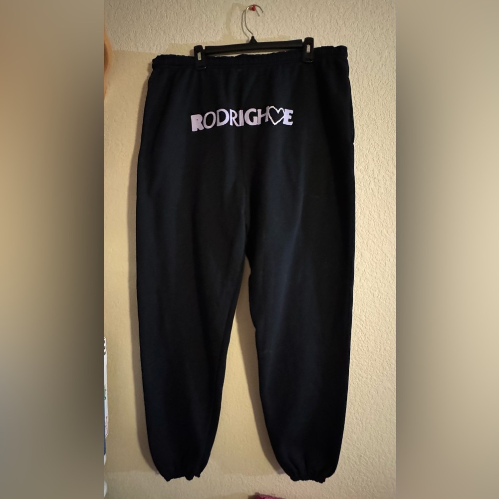 Olivia Rodrigo black sweats